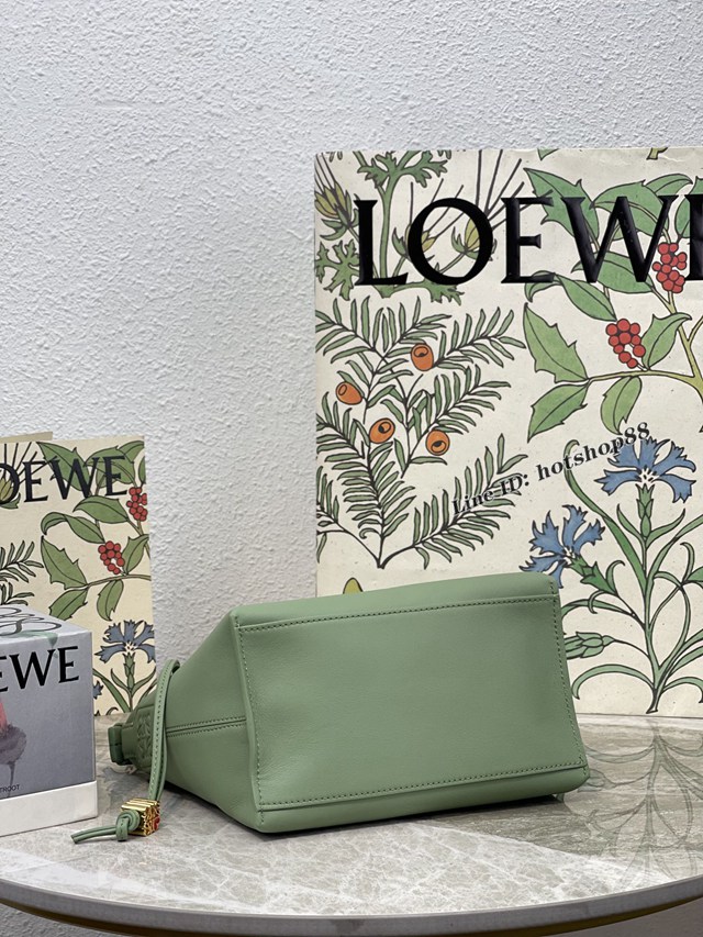 Loewe專櫃2022全新cubi全皮飯盒包 羅意威納帕牛皮便當包腋下包 型號10233 lyw1133